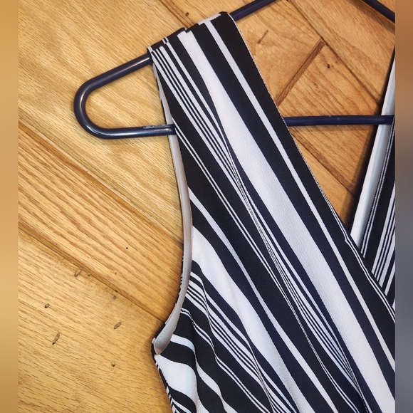 Apt 9 black and white vertical striped sleeveless deep v jumpsuit size medium - Picture 6 of 8